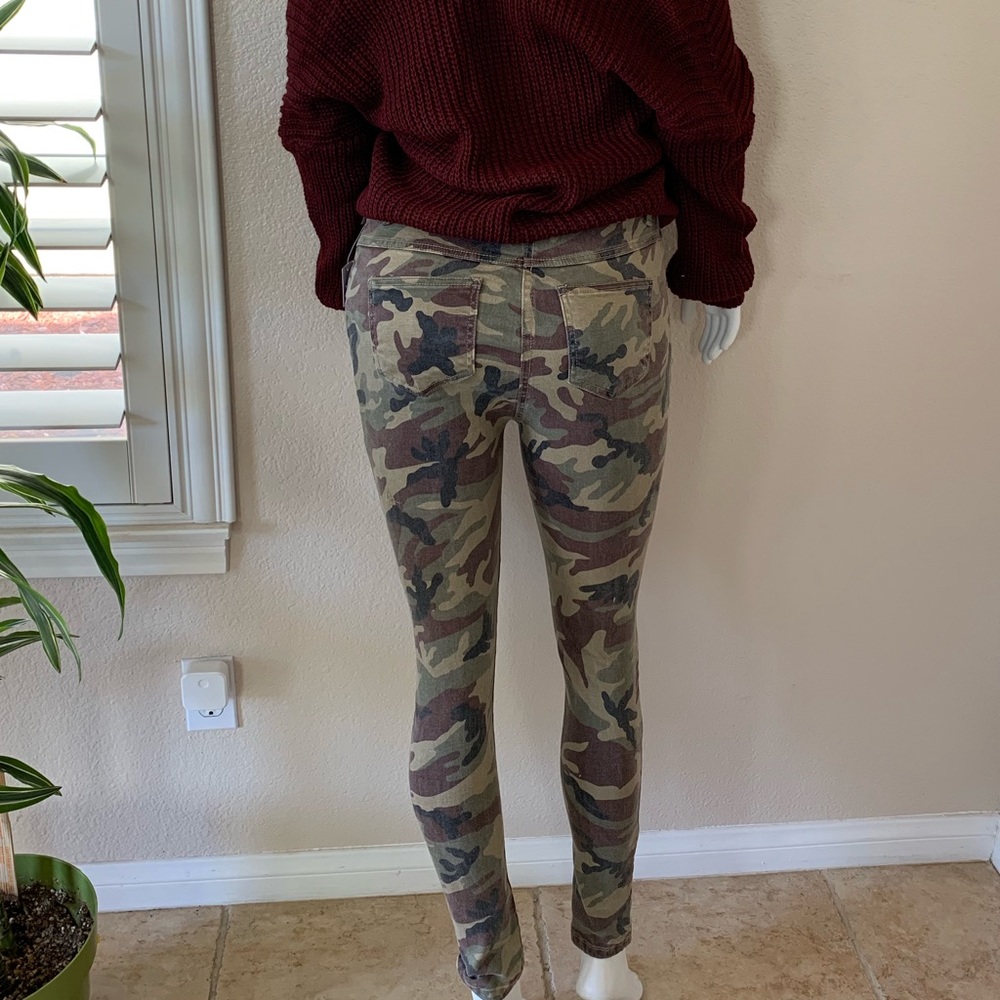 🛑Closet Clear Out 🚨- Distressed Camo Jeans - Picture 7 of 8